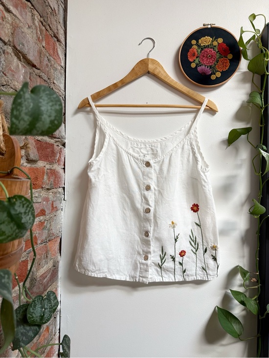 notPERFECTLINEN Tops - NotPerfectLinen Hand-Embroidered Sorrento | M